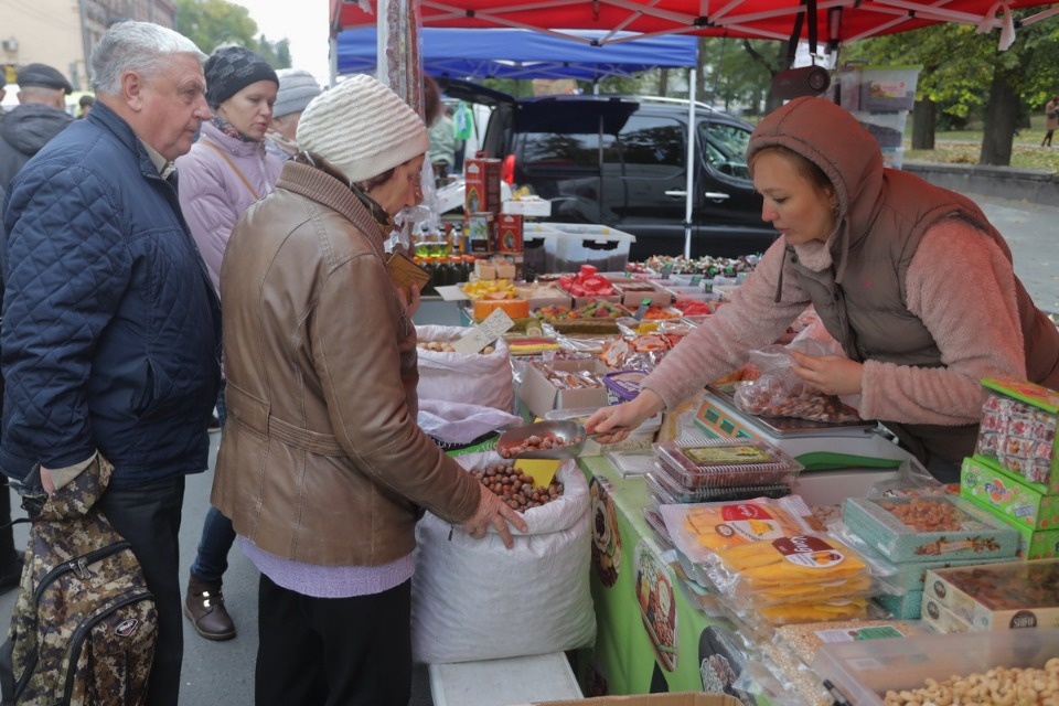 Осенний день год кормит