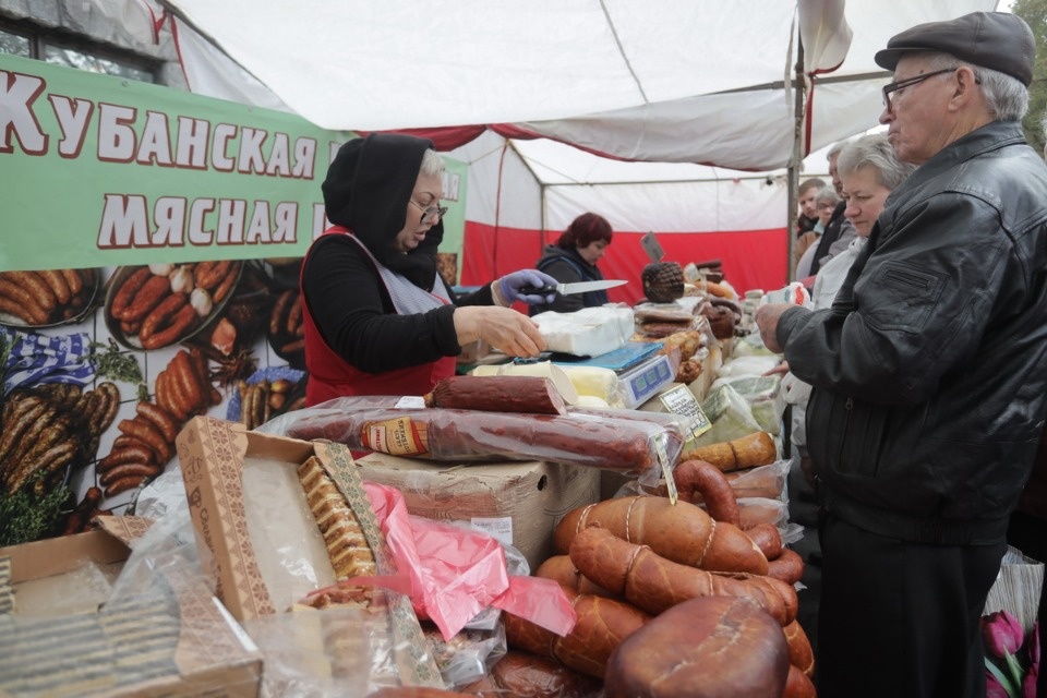 Осенний день год кормит