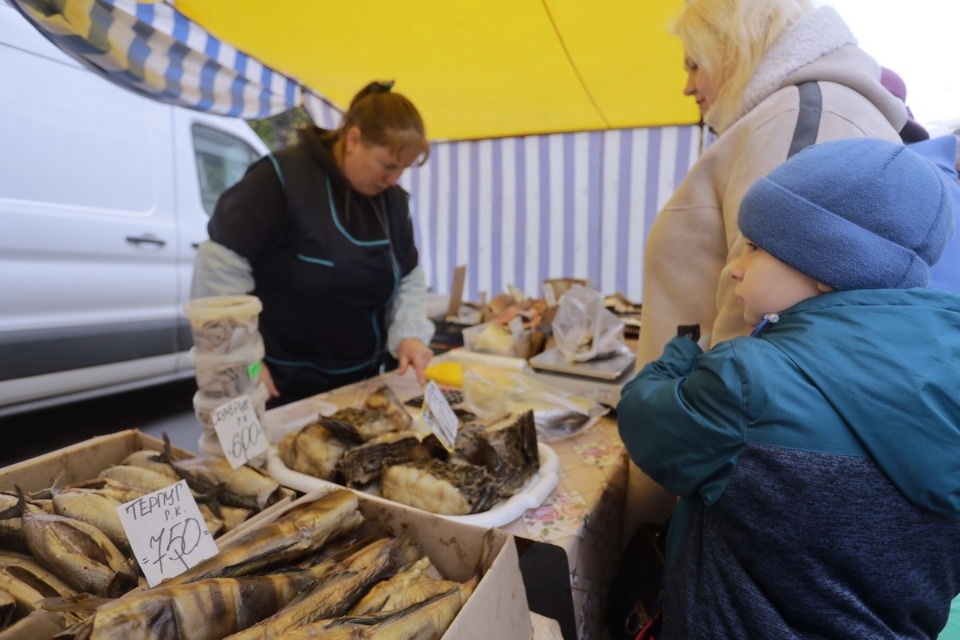 Осенний день год кормит