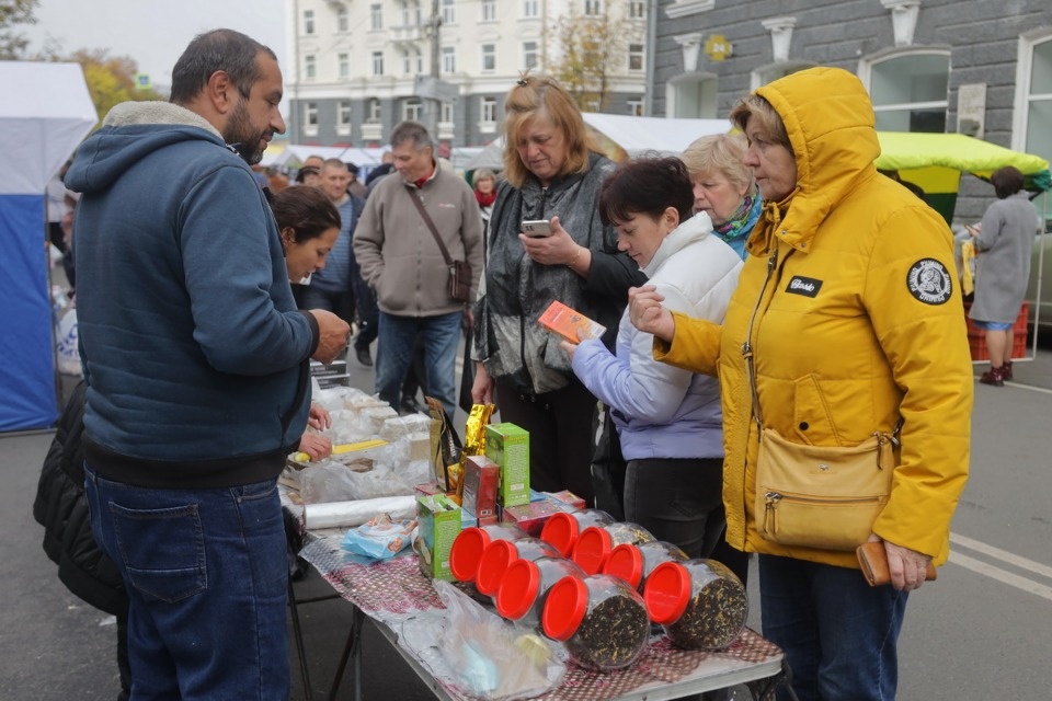 Осенний день год кормит