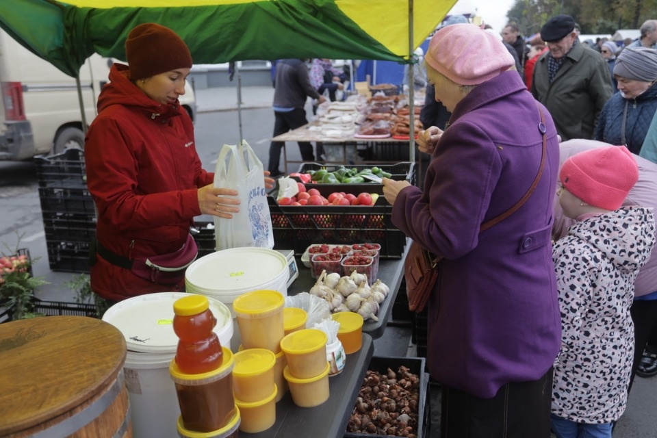 Осенний день год кормит