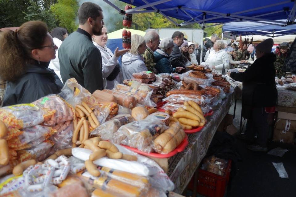 Осенний день год кормит