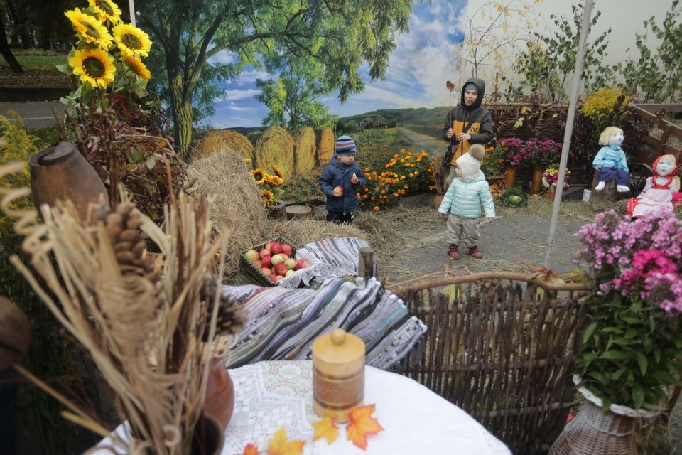 Осенний день год кормит