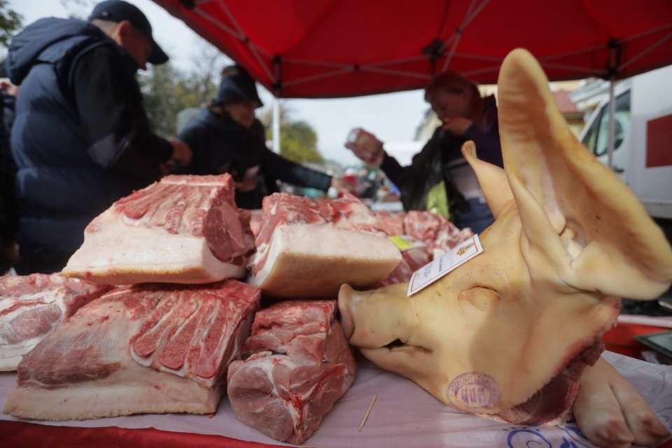 Осенний день год кормит