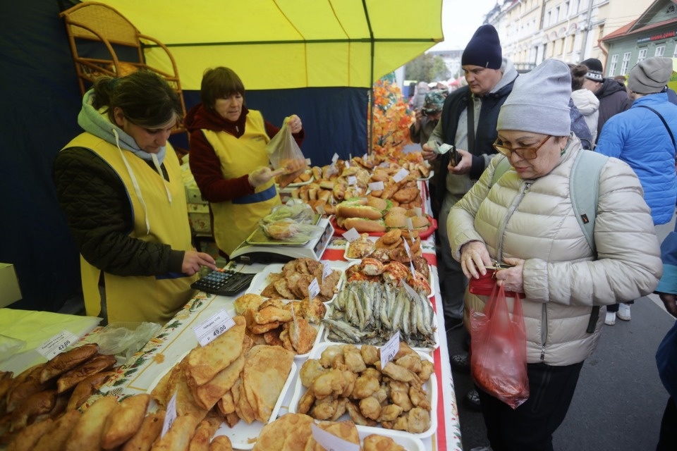 Осенний день год кормит