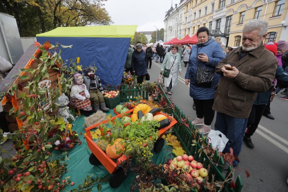 Осенний день год кормит