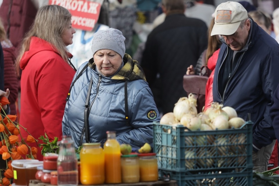 Осенний день год кормит