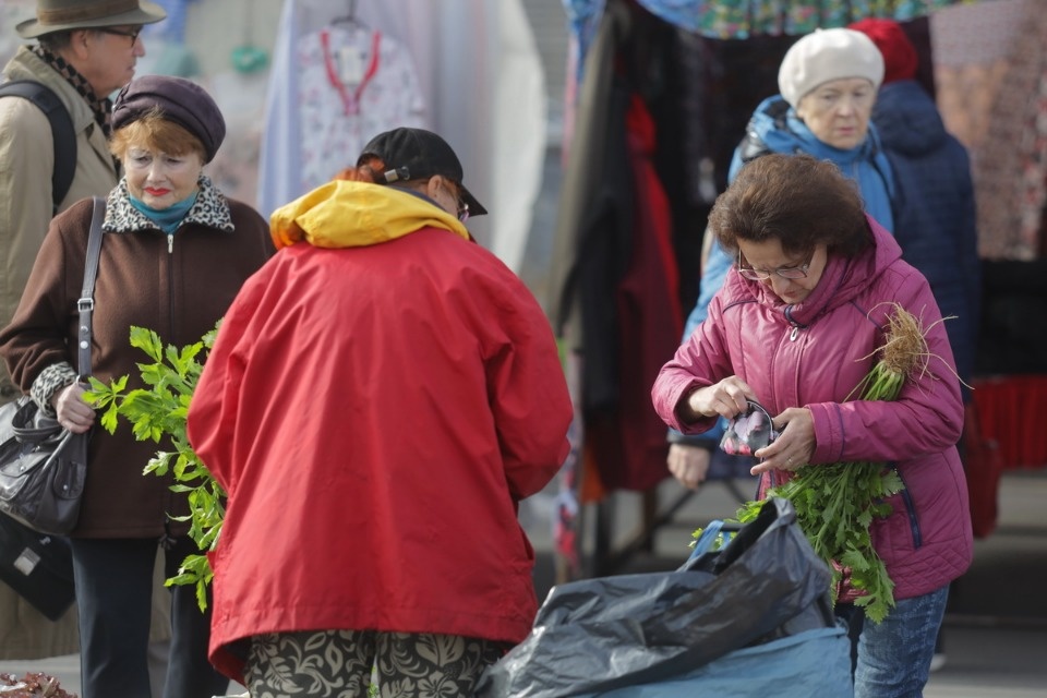 Осенний день год кормит