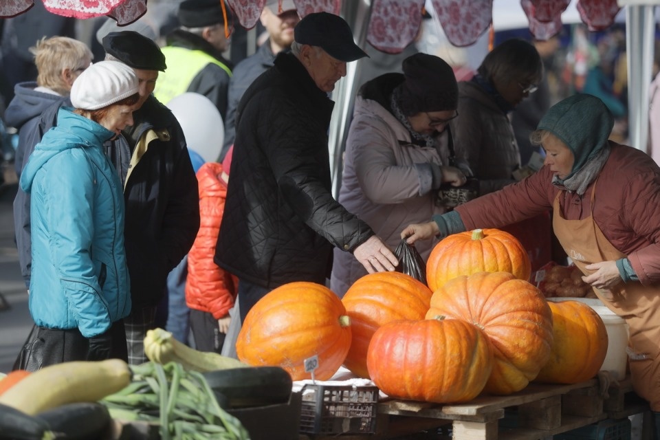 Осенний день год кормит