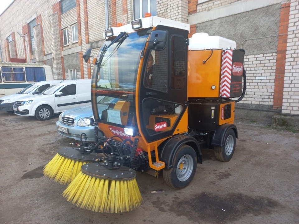 Для уборки Псковских улиц закупили новый тротуарный пылесос 