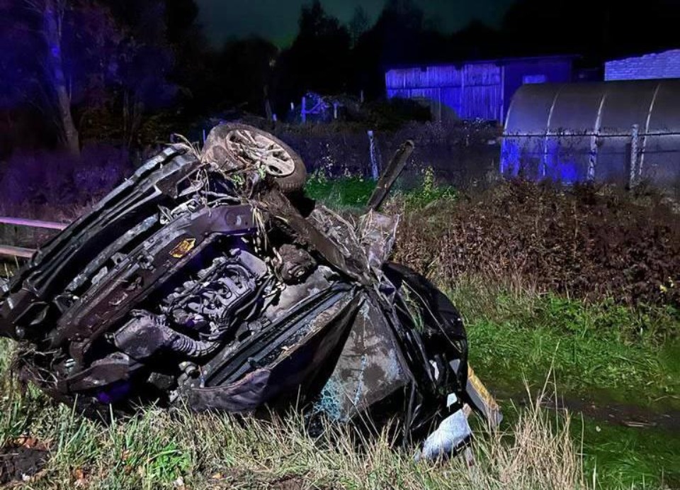 В Плюссе автомобиль с пьяным водителем вылетел в кювет и перевернулся