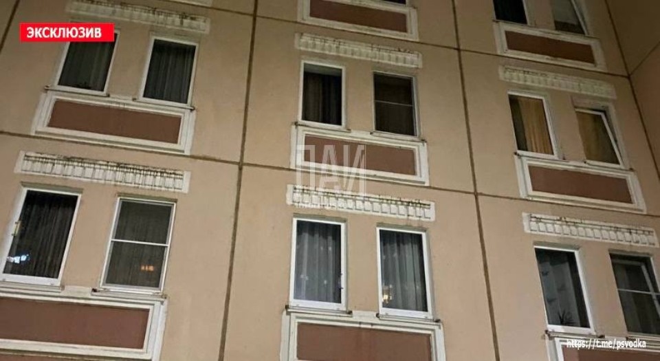 В Пскове из окна пятого этажа выпал подросток В Пскове из окна пятого этажа выпал подросток