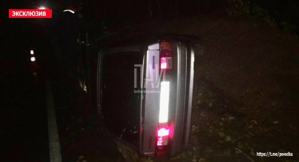 Водитель пострадал в результате аварии в Псковском районе Водитель пострадал в результате аварии в Псковском районе