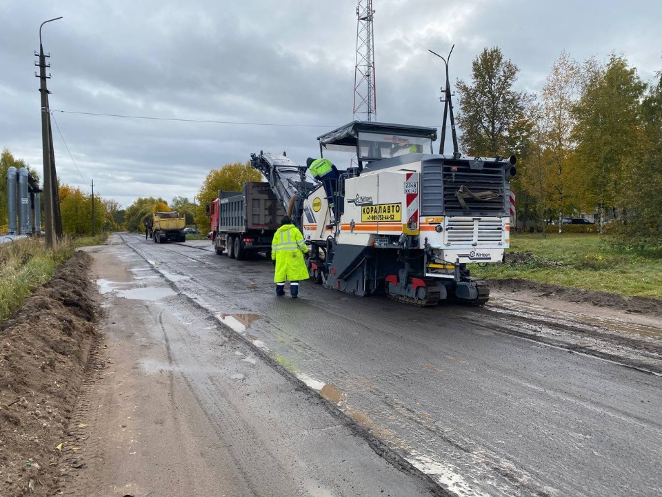 Старый асфальт срезают на улице Новаторов в Пскове
