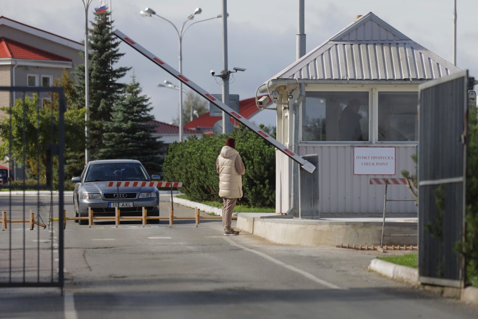 Число контейнеров и туалетов увеличили на государственной границе в Псковской области Число контейнеров и туалетов увеличили на государственной границе в Псковской области
