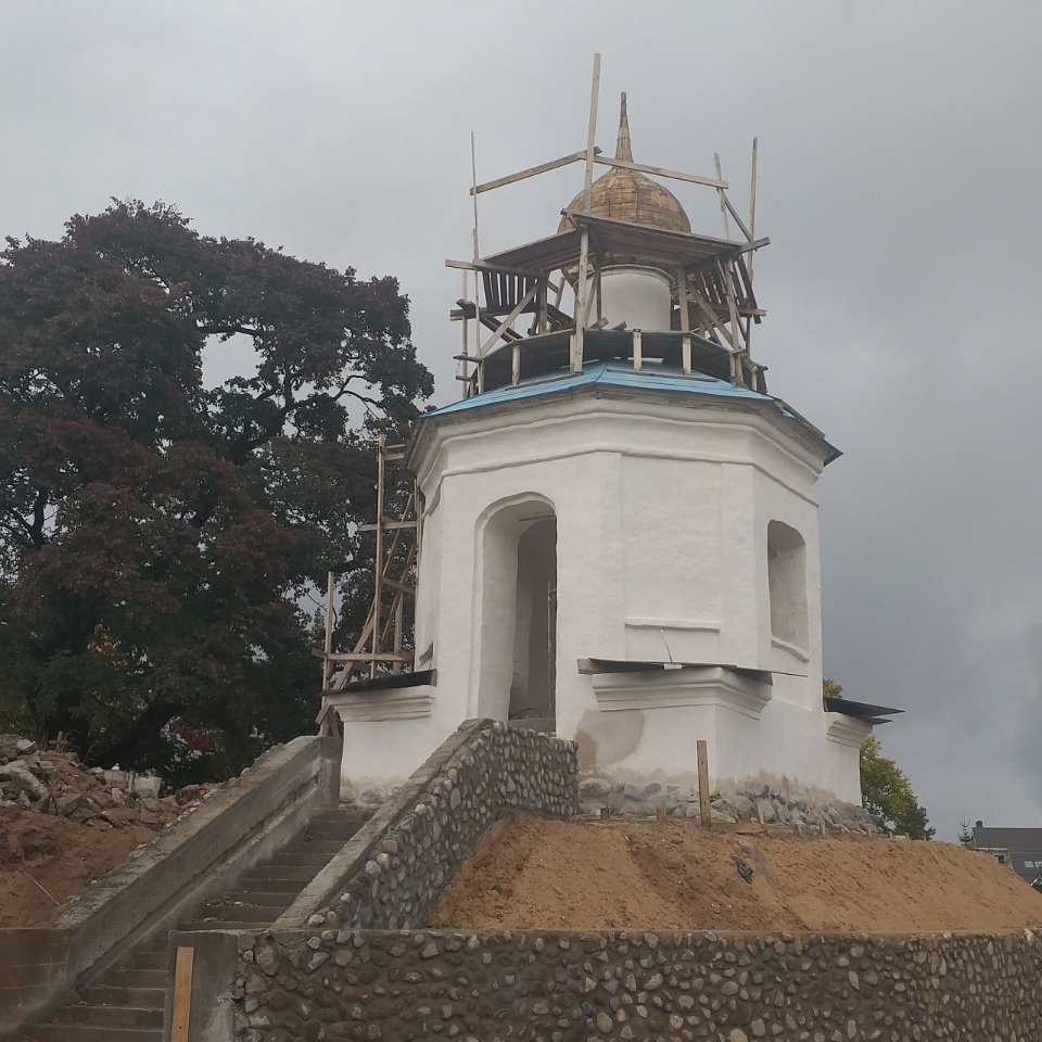 Установка луковичной главки купола в часовне Четырех Святителей Снетогорского монастыря завершается