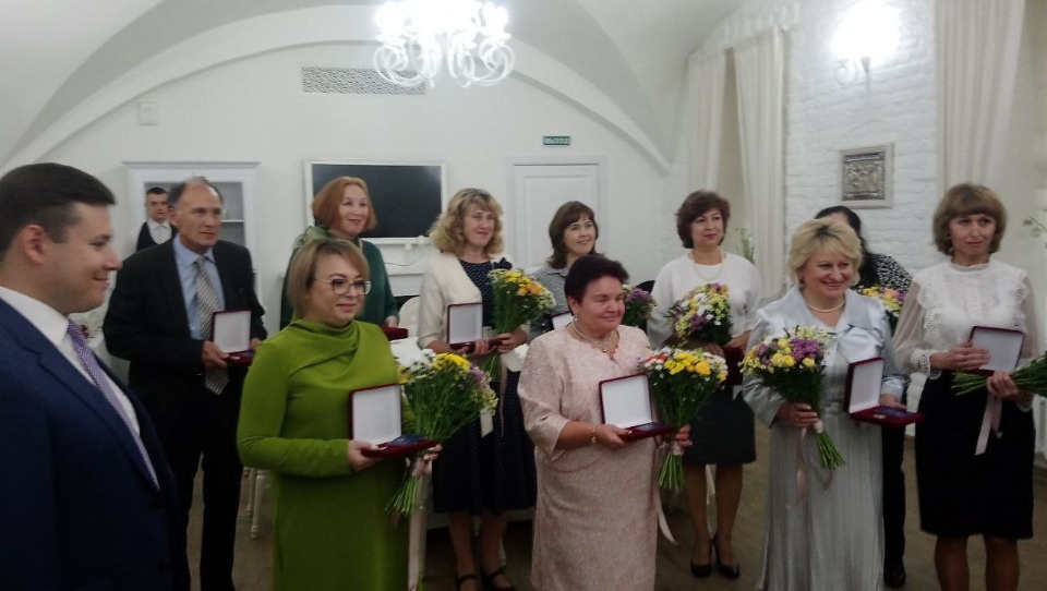 Губернатор вручил нагрудные знаки заслуженным педагогам Псковской области