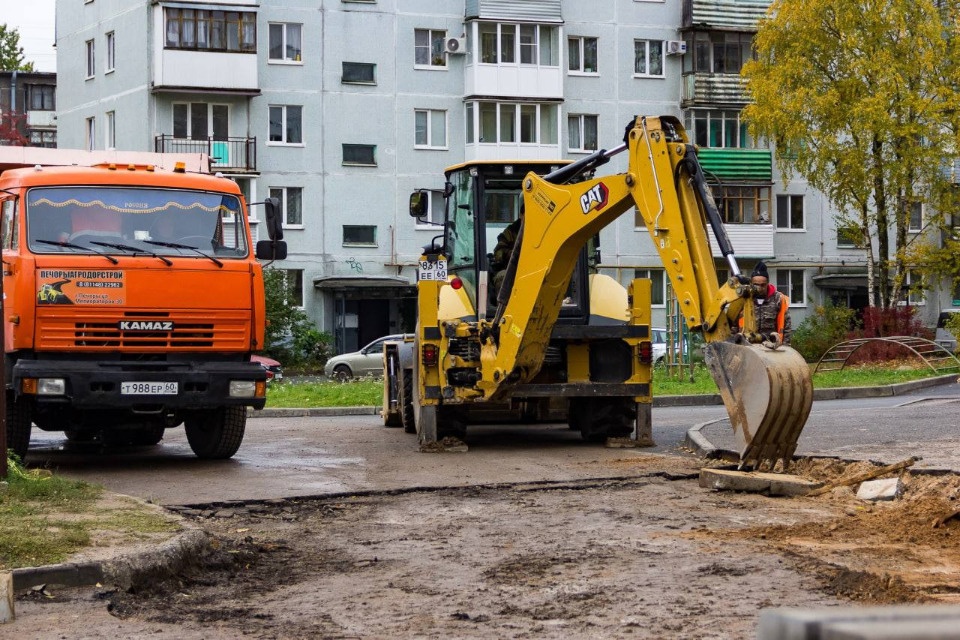 Ремонтируется проезд на улице Алексея Алехина в Пскове Ремонтируется проезд на улице Алексея Алехина в Пскове