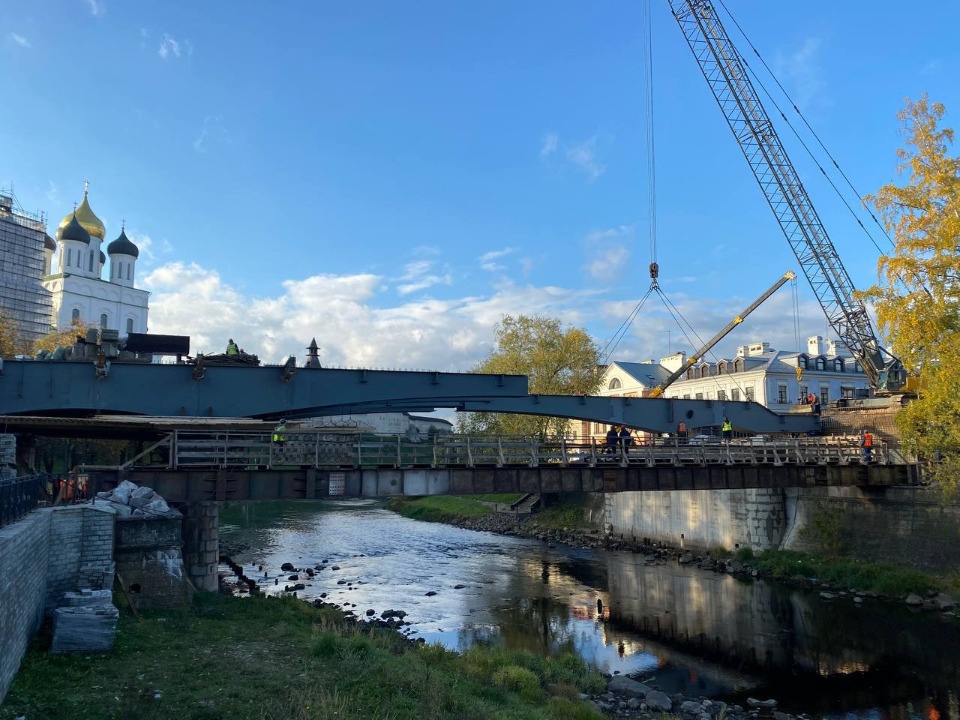 Стартовал второй этап монтажа балок пролетного строения на Троицком мосту в Пскове 