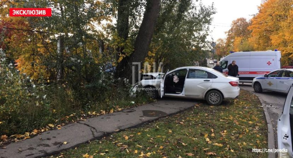 Два человека пострадали в аварии в Пскове