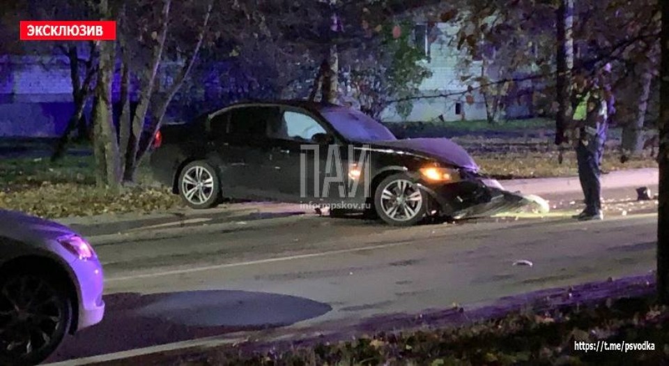 Водитель такси и его пассажирка пострадали в результате ДТП в Пскове Водитель такси и его пассажирка пострадали в результате ДТП в Пскове