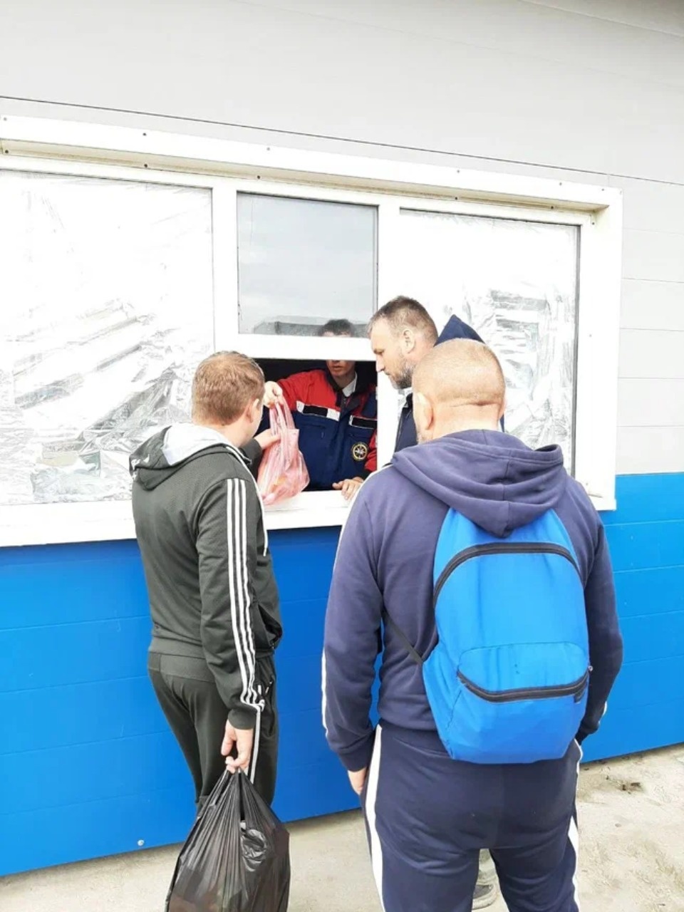  Волонтёры движения #МЫВМЕСТЕ раздают воду и продукты ожидающим переправы в Крым