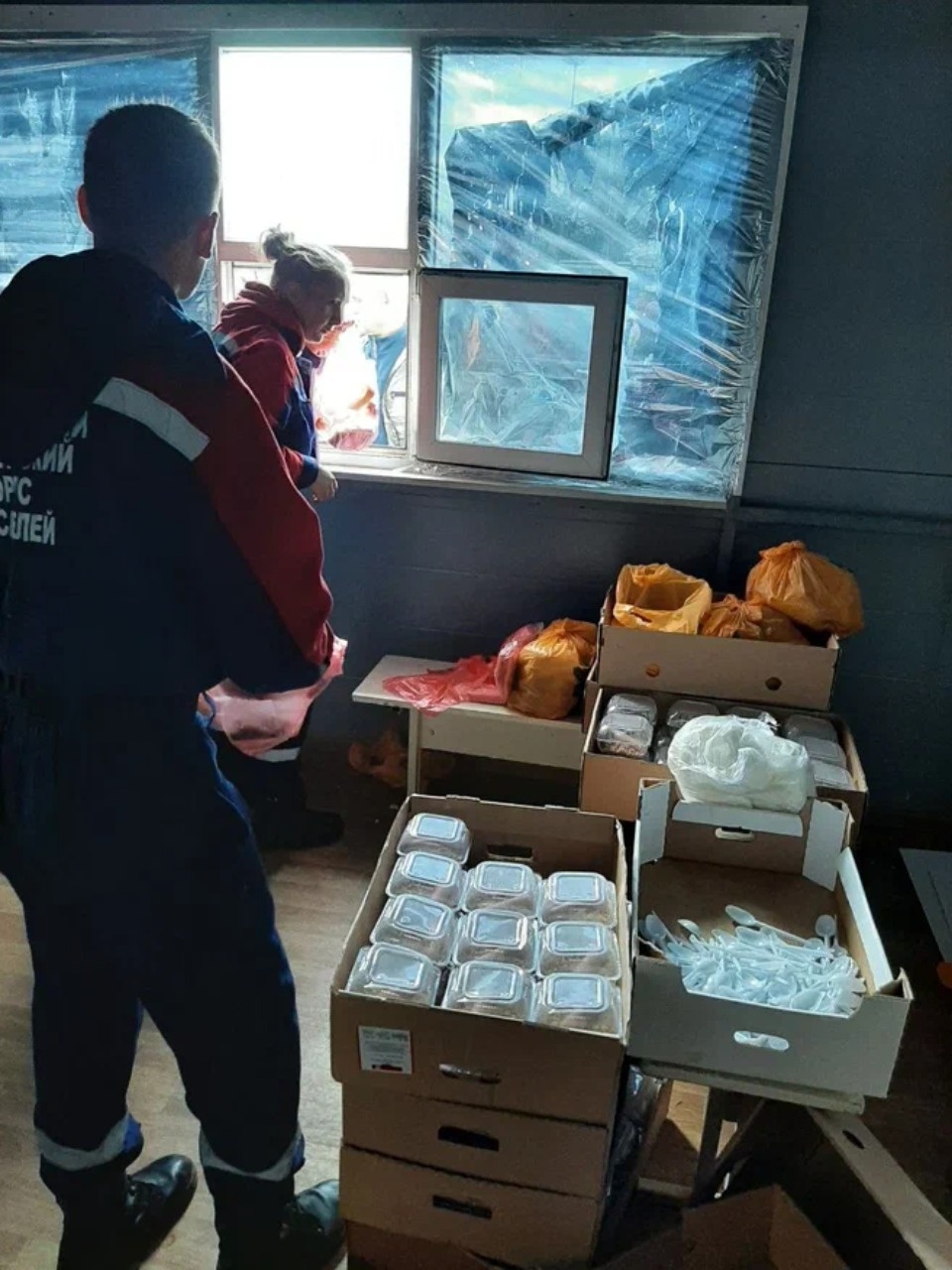  Волонтёры движения #МЫВМЕСТЕ раздают воду и продукты ожидающим переправы в Крым