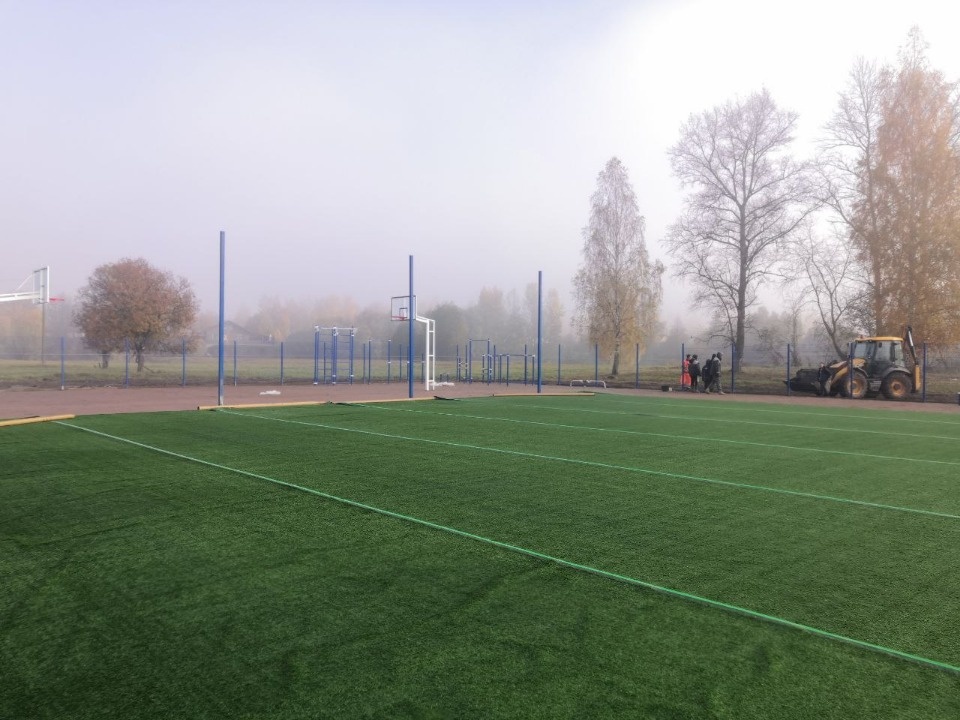 В Опочецком районе продолжается строительство современной спортивной площадки