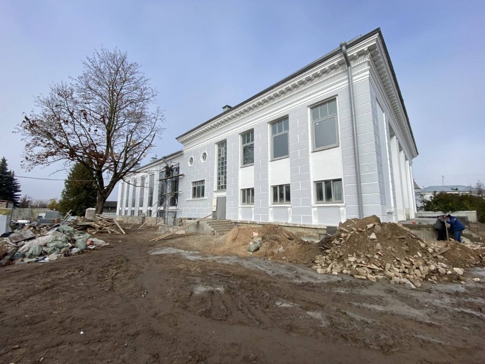 В Пскове почти завершили наружный ремонт здания бывшего кинотеатра «Октябрь» В Пскове почти завершили наружный ремонт здания бывшего кинотеатра «Октябрь»