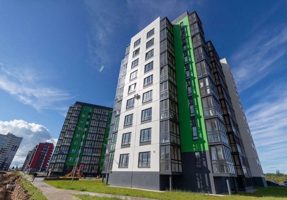 Порядка 150 человек планируют расселить из аварийного жилья в Псковской области до конца года