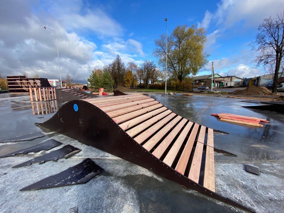 В псковском скейт-парке устанавливают фигуры для трюков