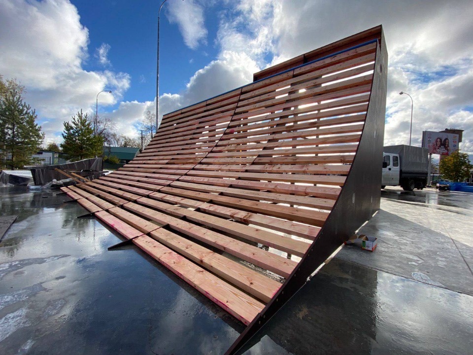 В псковском скейт-парке устанавливают фигуры для трюков