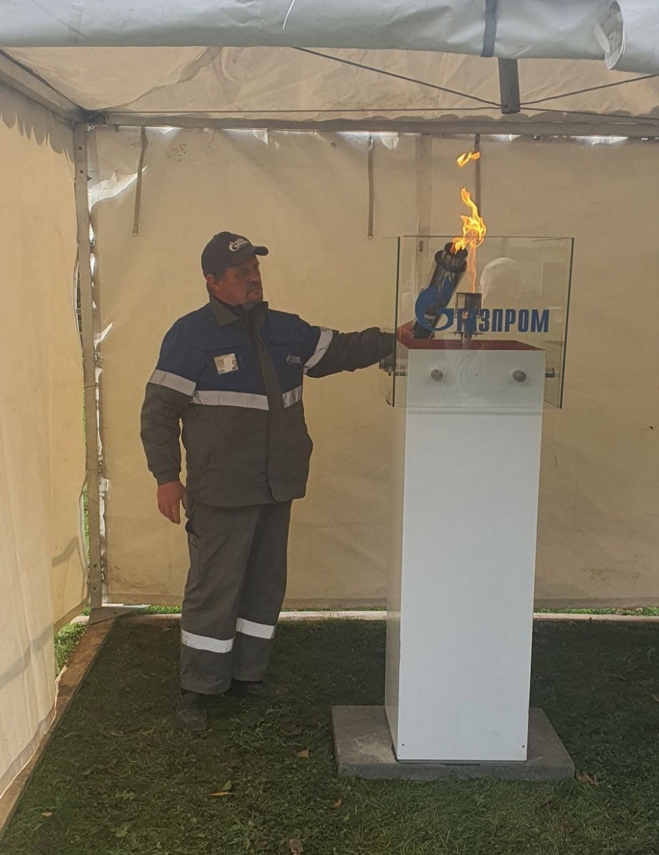 Газовики перенесли огонь мемориала в Пскове на временную горелку на период реконструкции