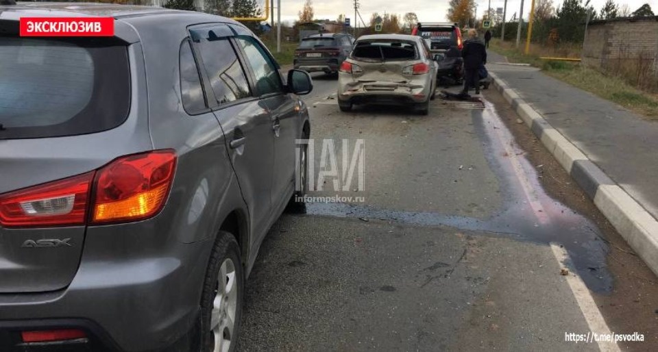 В Псковском районе столкнулись три автомобиля В Псковском районе столкнулись три автомобиля