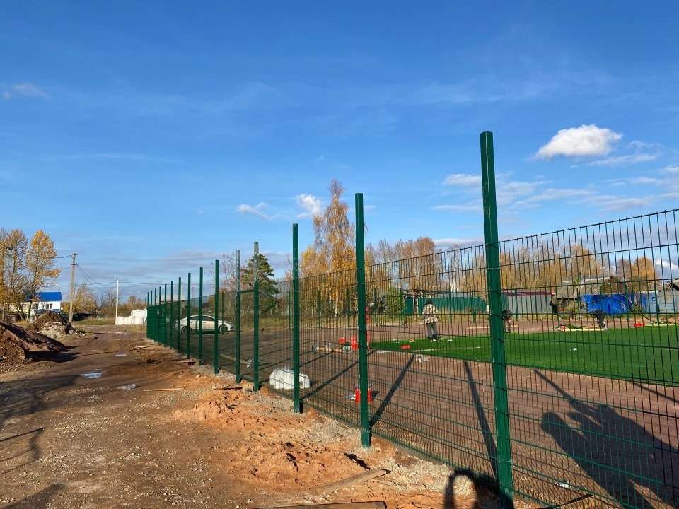 До конца октября в деревне Ершово Псковского района должны завершить строительство спортивной площадки