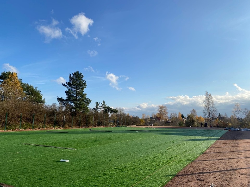 До конца октября в деревне Ершово Псковского района должны завершить строительство спортивной площадки