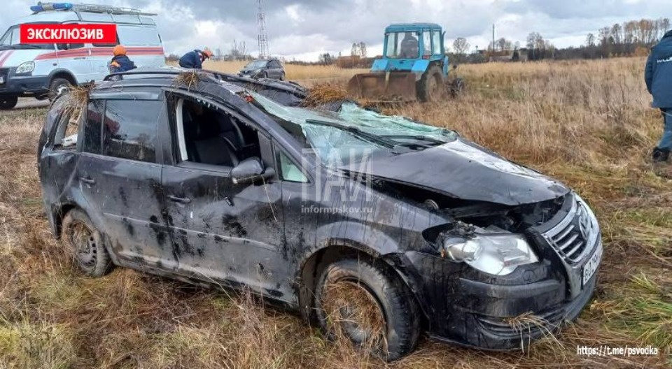 Водитель погиб после опрокидывания автомобиля в Великолукском районе Водитель погиб после опрокидывания автомобиля в Великолукском районе