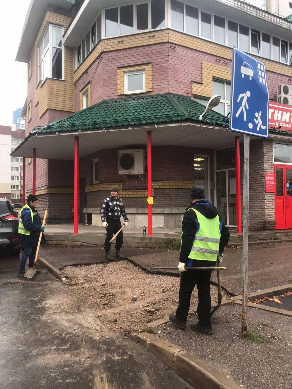 Работы по понижению бортового камня стартовали в Пскове