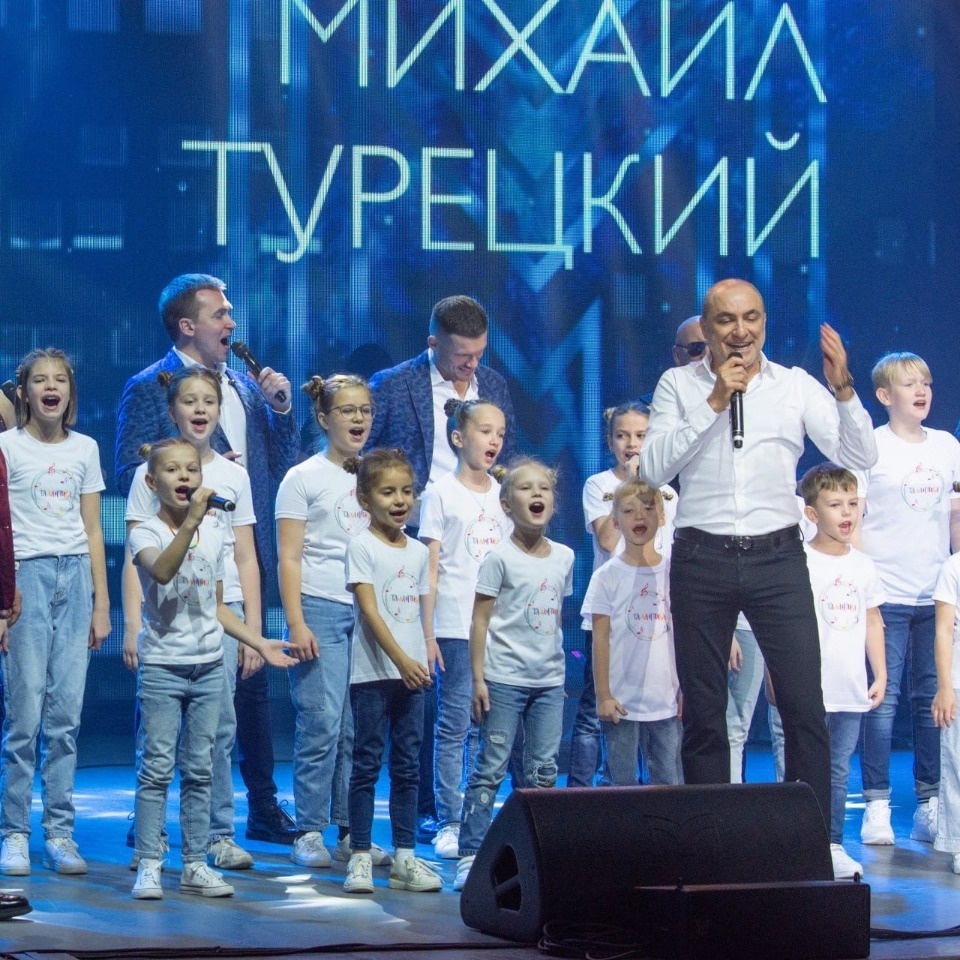 Юные вокалисты Пскова спели вместе с Хором Турецкого