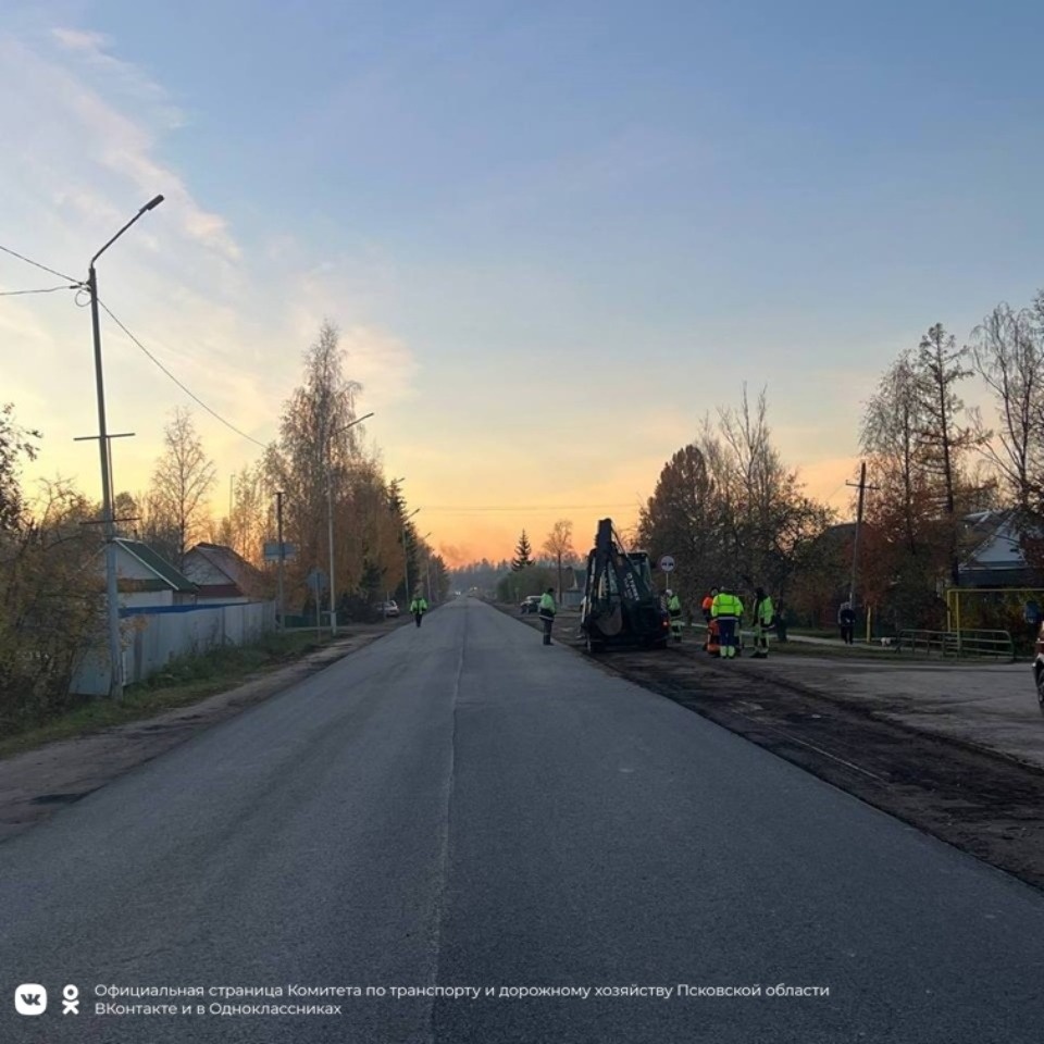 Дорожный ремонт на центральных улицах продолжается в Дедовичах