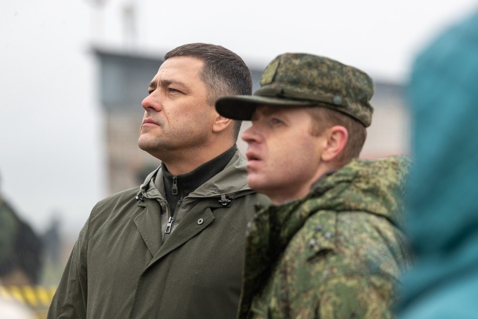Михаил Ведерников проконтролировал процесс подготовки мобилизованных на военном полигоне в Пскове