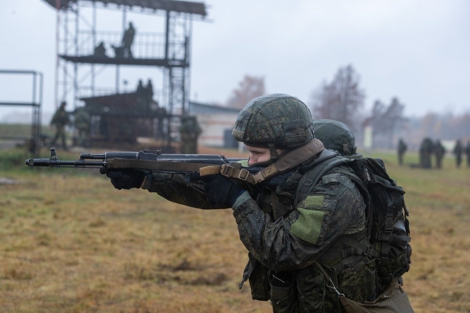 Михаил Ведерников проконтролировал процесс подготовки мобилизованных на военном полигоне в Пскове