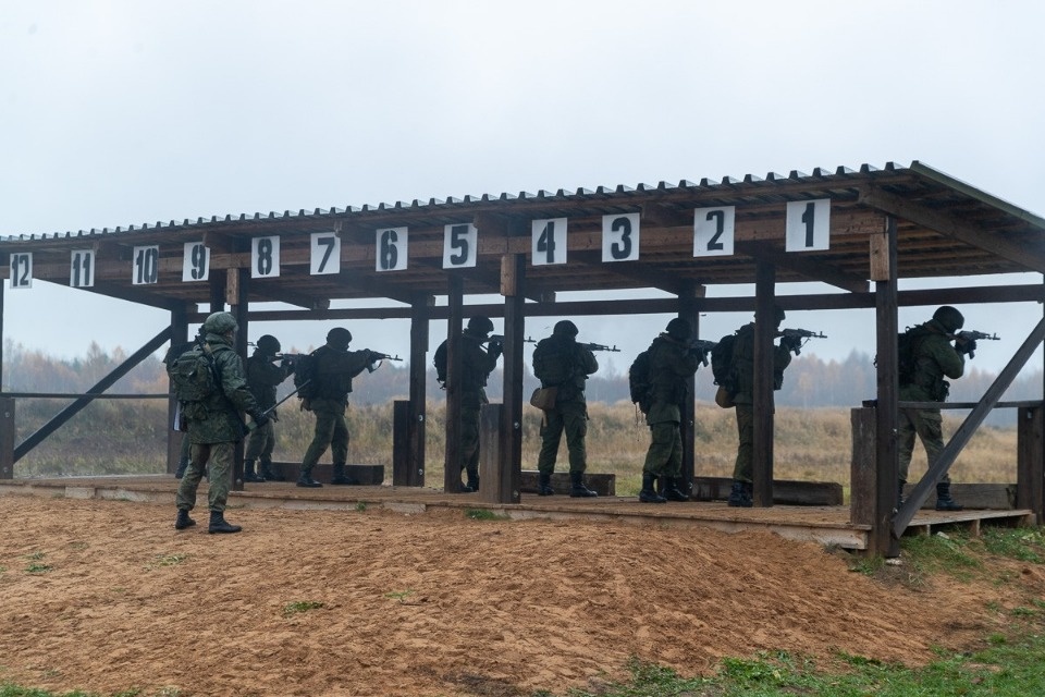 Михаил Ведерников проконтролировал процесс подготовки мобилизованных на военном полигоне в Пскове