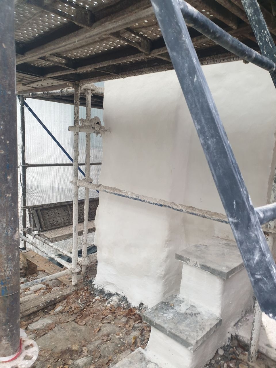 Штукатурные работы завершаются в церкви Николы Вратаря в Печорах