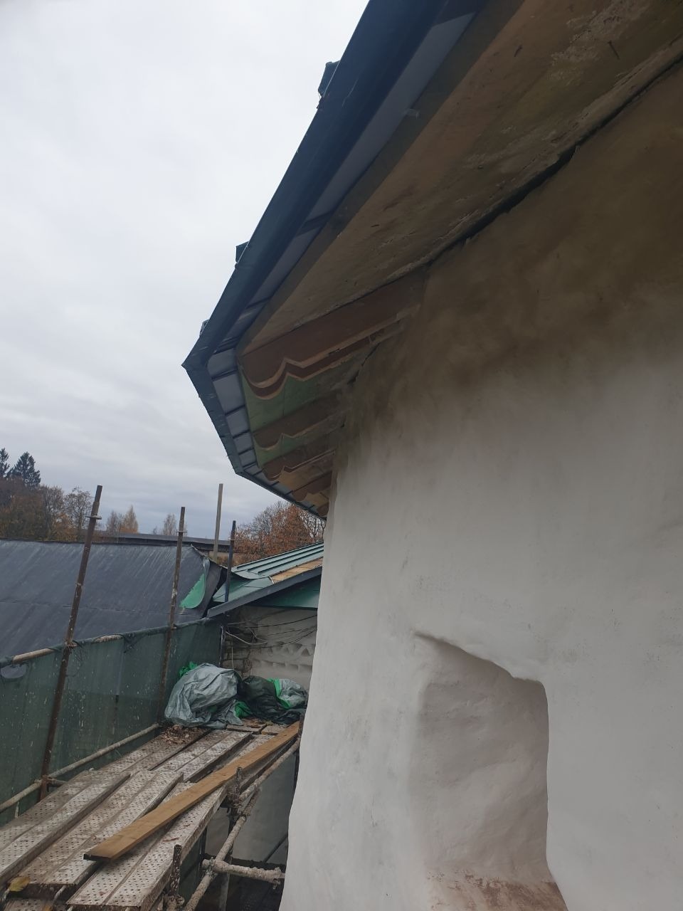 Штукатурные работы завершаются в церкви Николы Вратаря в Печорах