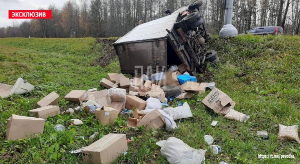 ГАЗель перевернулась на трассе в Пустошкинском районе