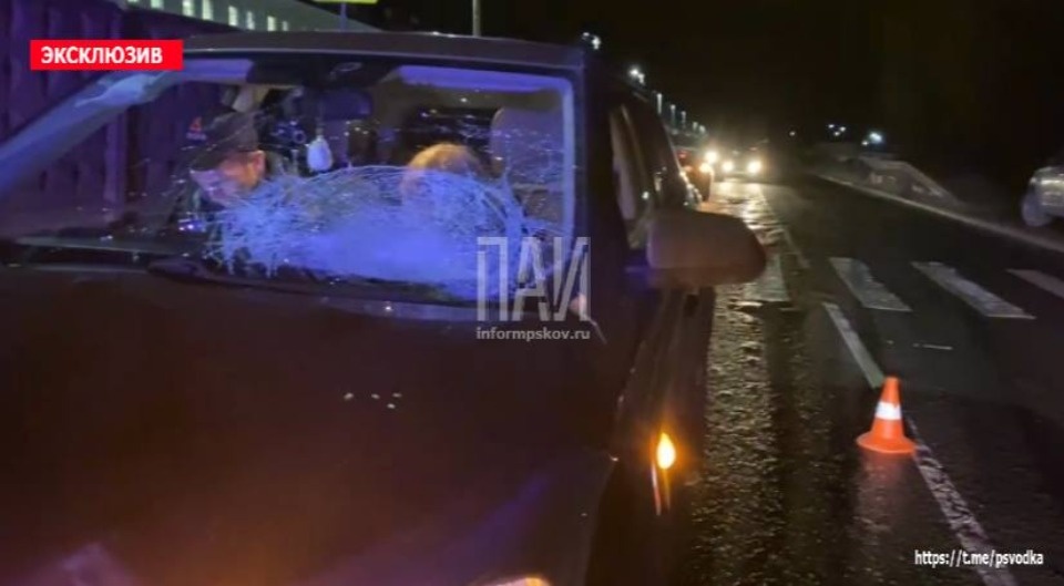 Подросток пострадал в результате наезда автомобиля у воинской части в Пскове