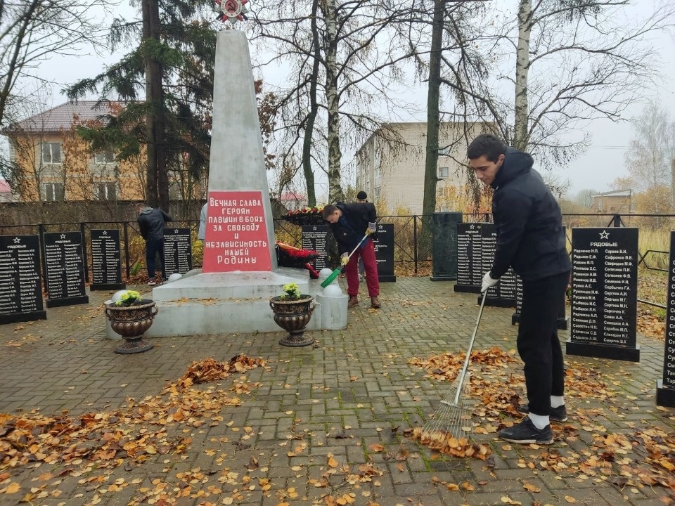 Профсоюзная молодежь Великих Лук провела субботники на братских захоронениях