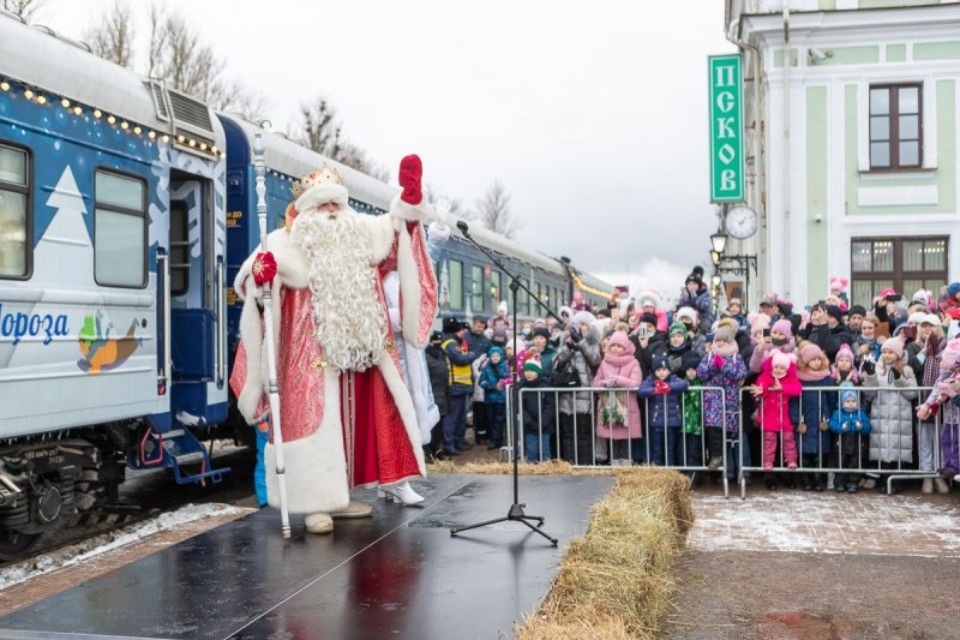 Волшебный поезд Деда Мороза вновь посетит Псковскую область перед Новым годом