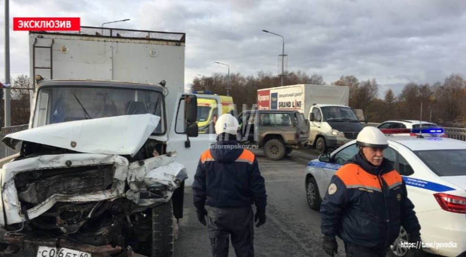 В Пскове из-за серьезного ДТП на мосту «50-летия Октября» образовалась пробка В Пскове из-за серьезного ДТП на мосту «50-летия Октября» образовалась пробка